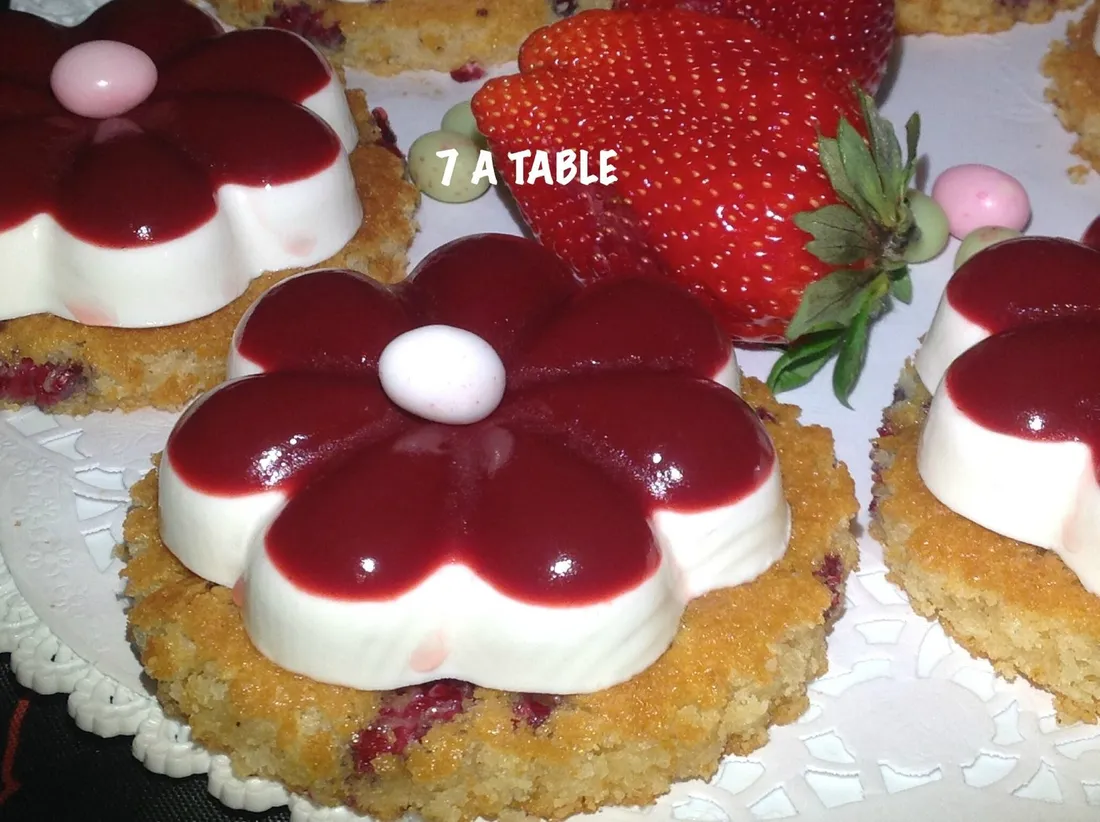 Pannacotta vanille-fraises fleurs de printemps