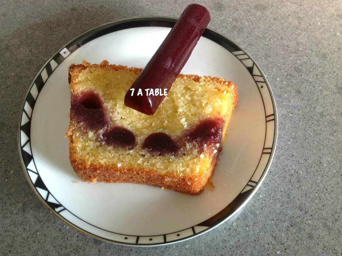 Cake à la vanille et son coulis gélifié aux fruits rouges