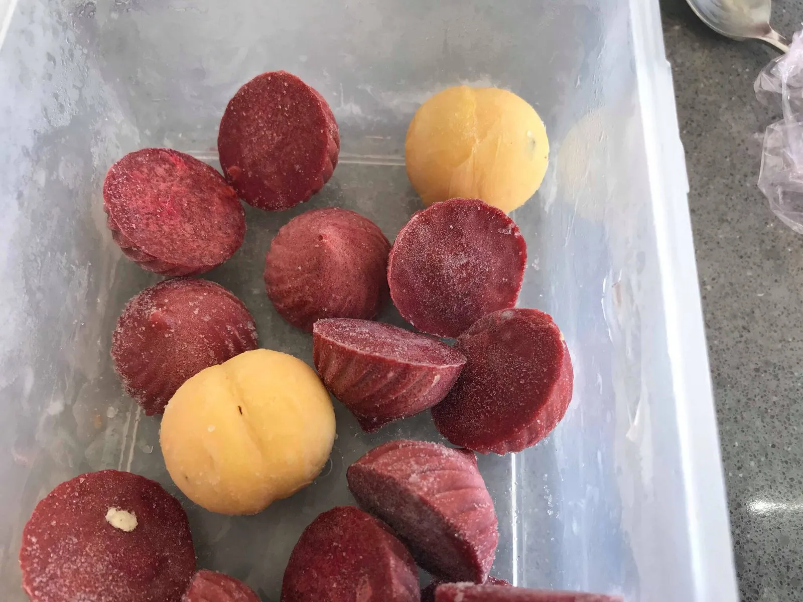 Sphères 3D au coco et crémeux aux fruits