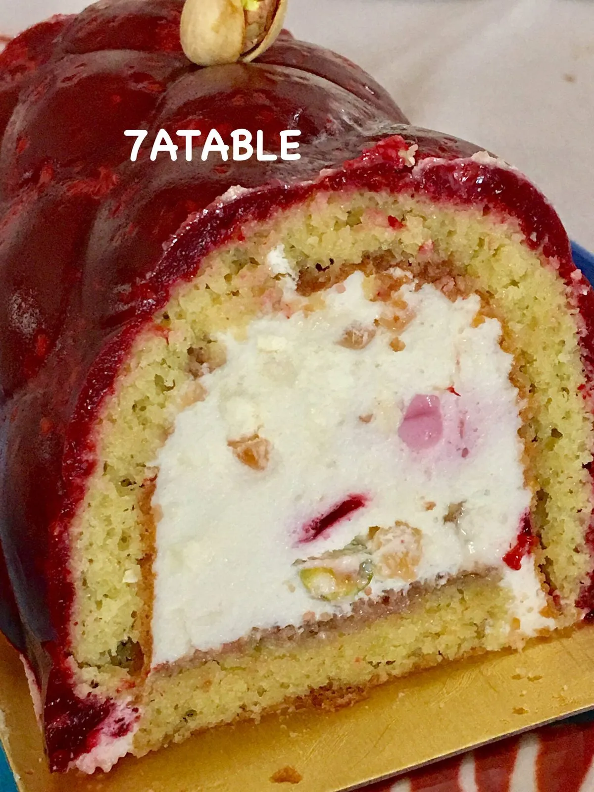 Bûche nougat - framboise et son biscuit pistache