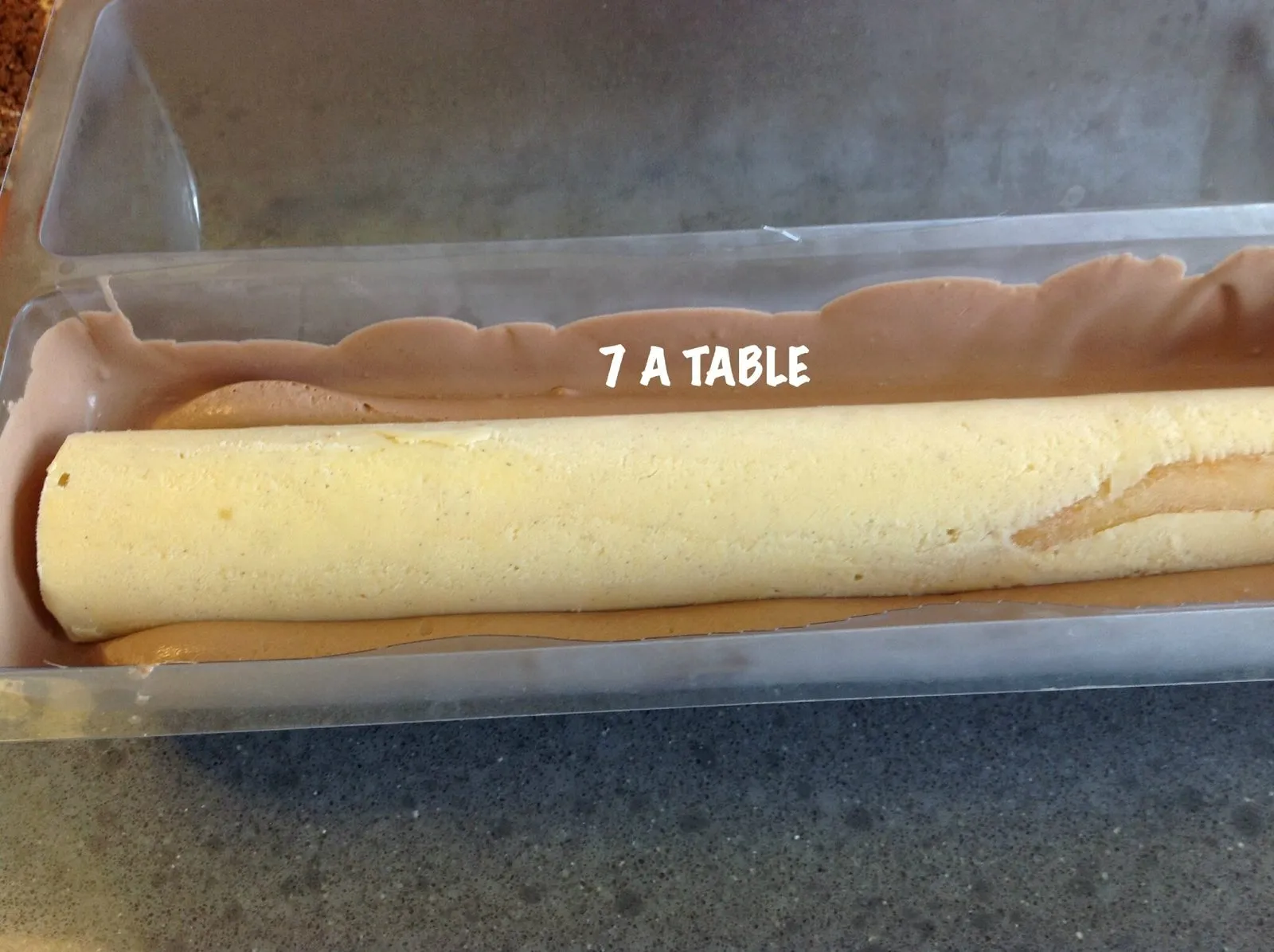 Bûche chocolat et son insert crème brûlée et confit mandarine